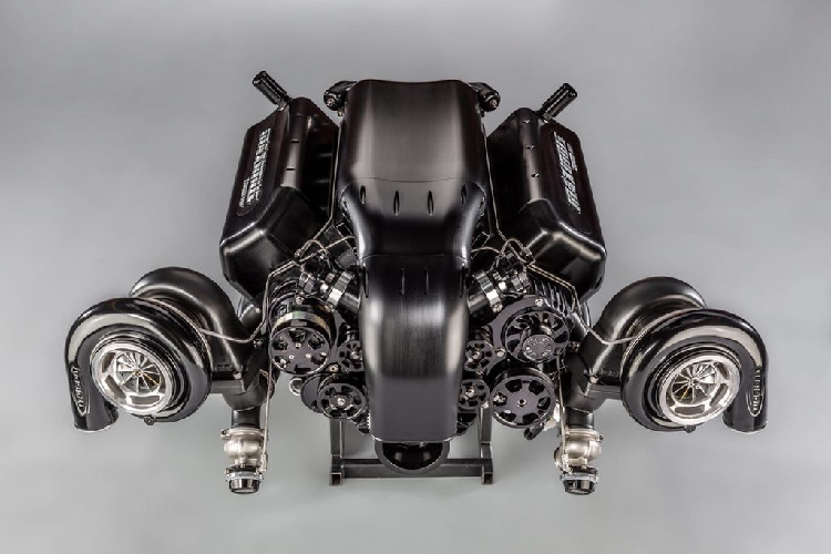 Tổng thời gian hoàn thiện phần thân xe lên tới hơn 16,000 giờ. Đặc biệt hơn, nhà sản xuất đã quyết định không sơn vỏ để có thể “khoe mẽ” một bề mặt hoàn thiện bằng kim loại hết sức chỉn chu và khỏe khoắn.