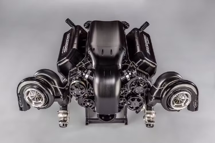 Tổng thời gian hoàn thiện phần thân xe lên tới hơn 16,000 giờ. Đặc biệt hơn, nhà sản xuất đã quyết định không sơn vỏ để có thể “khoe mẽ” một bề mặt hoàn thiện bằng kim loại hết sức chỉn chu và khỏe khoắn.