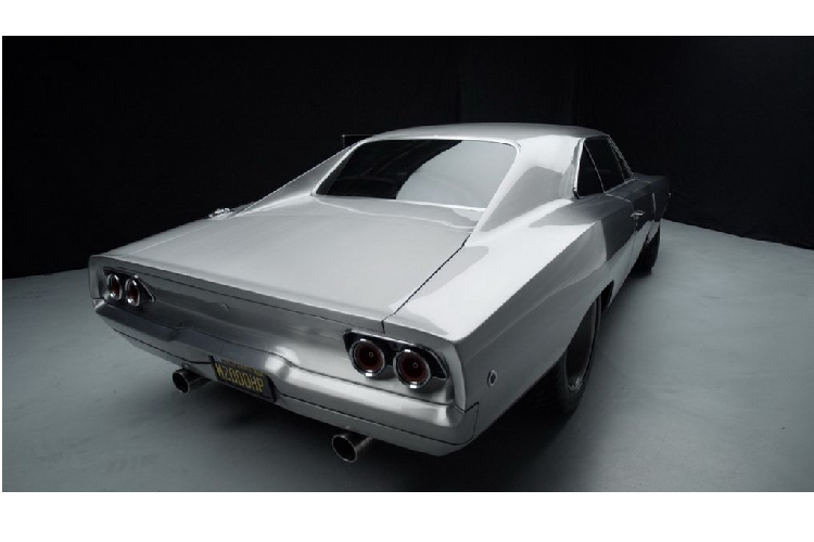 Khoang nội thất cao cấp với lớp da ghế Ý và những tấm thảm dày dặn đến từ Đức cùng với khả năng cách âm, cách nhiệt ấn tượng, đem lại trải nghiệm thoải mái nhất cho người ngồi. Hệ thống âm thanh SSR cũng xuất hiện trong khi đài radio AM nguyên bản và màn hình IOS cảm ứng được gắn trên khu vực điều khiển trung tâm.