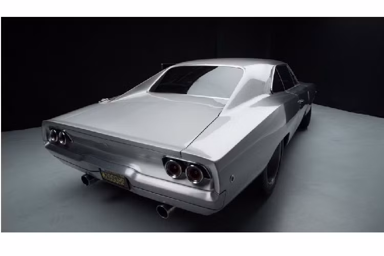 Khoang nội thất cao cấp với lớp da ghế Ý và những tấm thảm dày dặn đến từ Đức cùng với khả năng cách âm, cách nhiệt ấn tượng, đem lại trải nghiệm thoải mái nhất cho người ngồi. Hệ thống âm thanh SSR cũng xuất hiện trong khi đài radio AM nguyên bản và màn hình IOS cảm ứng được gắn trên khu vực điều khiển trung tâm.