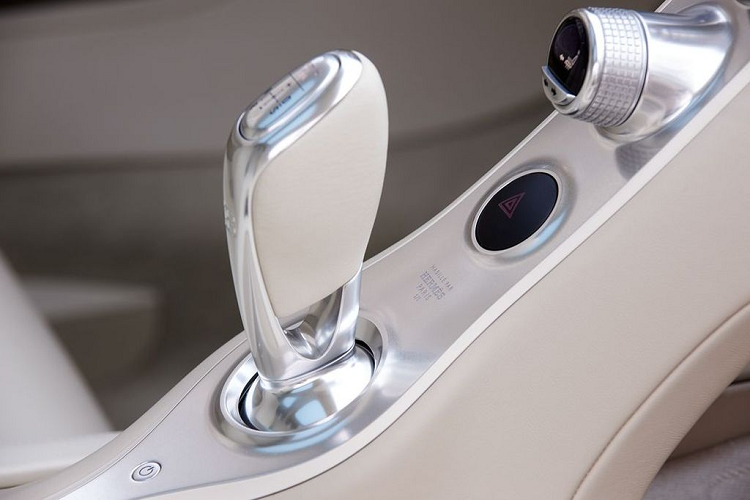 Đi kèm với đó, không thể bỏ qua chi tiết huy hiệu độc quyền "Dressed by Hermes" ở cụm điều khiển trung tâm cùng logo được bố trí tại nhiều chi tiết trong xe. Tất cả tạo nên một không gian không chỉ sang mà còn đậm nét nghệ thuật. Giá bán Bugatti Chiron triệu đô hiện chưa công bố.