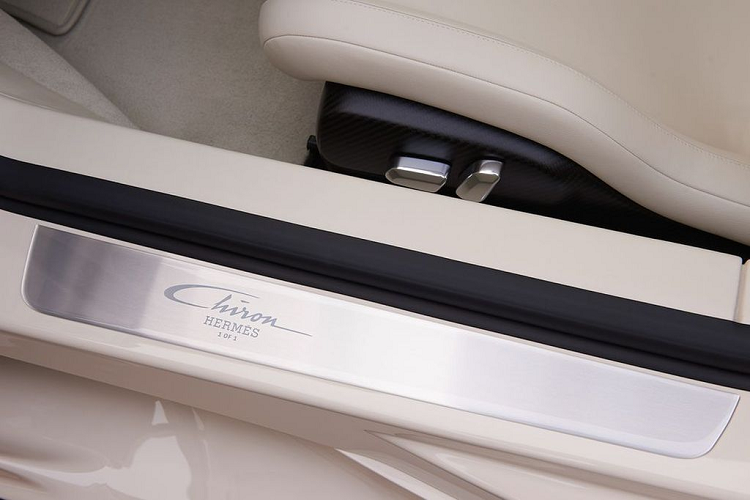 Hoạ tiết Courbettes và len Cashmere vẫn là gam chủ đạo của khoang cabin này.