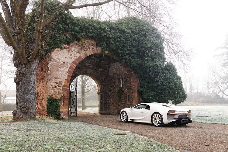 Được biết, kế hoạch chế tạo siêu phẩm Chiron Hermes Edition được bắt đầu từ năm 2016, chỉ một năm sau khi Chiron chính thức ra mắt công chúng toàn cầu. Phiên bản này đã tốn tới 3 năm nghiên cứu với sự kết hợp của hai thương hiệu Pháp là Bugatti và Hermes.