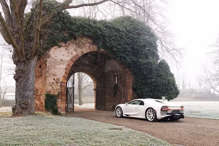 Được biết, kế hoạch chế tạo siêu phẩm Chiron Hermes Edition được bắt đầu từ năm 2016, chỉ một năm sau khi Chiron chính thức ra mắt công chúng toàn cầu. Phiên bản này đã tốn tới 3 năm nghiên cứu với sự kết hợp của hai thương hiệu Pháp là Bugatti và Hermes.