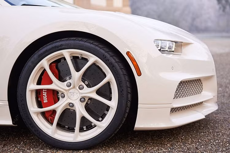 Siêu phẩm Bugatti Chiron Hermes Edition sở hữu "bộ cánh" màu trắng ngà kết hợp với gam màu đen huyền bí. Ở phần ngoại thất, người ta còn dễ dàng bắt gặp nhiều chi tiết hình chữ H, một đặc trưng riêng của nhà mốt Hermes.