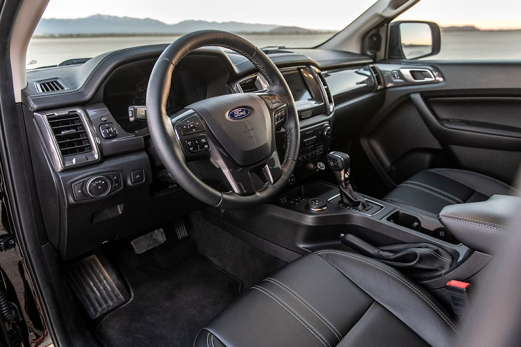 Bước vào bên trong khoang nội thất, bản độ Ford Ranger VelociRaptor sẽ không sở hữu nhiều tinh chỉnh như ở phần ngoại thất. Điểm khác biệt chỉ nằm ở 1 số chi tiết như thêu logo bản độ ở tựa đầu ghế hay đường chỉ thêu tương phản màu nội thất.