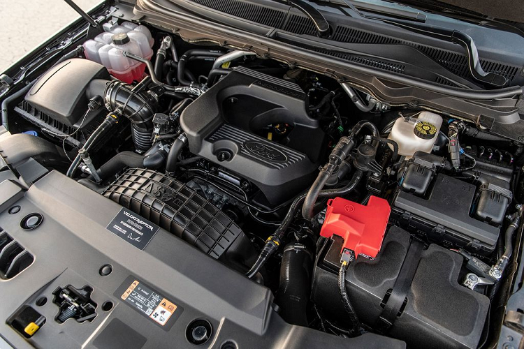 Vẫn như thường lệ, nhà độ Hennessey tiếp tục mang tới cho bản độ Ford Ranger VelociRaptor một "trái tim" siêu khủng. Cụ thể, bản độ Ford Ranger VelociRaptor tiếp tục sử dụng khối động cơ EcoBoost 2.3L Turbo như nguyên bản nhưng đã được can thiệp vào chi tiết máy để tăng công suất đầu ra từ 270 mã lực lên 360 mã lực, lực mô-men xoắn theo đó cũng gia tăng từ 420 Nm lên 522 Nm.