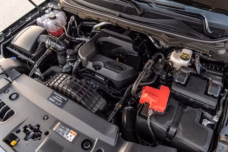 Vẫn như thường lệ, nhà độ Hennessey tiếp tục mang tới cho bản độ Ford Ranger VelociRaptor một "trái tim" siêu khủng. Cụ thể, bản độ Ford Ranger VelociRaptor tiếp tục sử dụng khối động cơ EcoBoost 2.3L Turbo như nguyên bản nhưng đã được can thiệp vào chi tiết máy để tăng công suất đầu ra từ 270 mã lực lên 360 mã lực, lực mô-men xoắn theo đó cũng gia tăng từ 420 Nm lên 522 Nm.