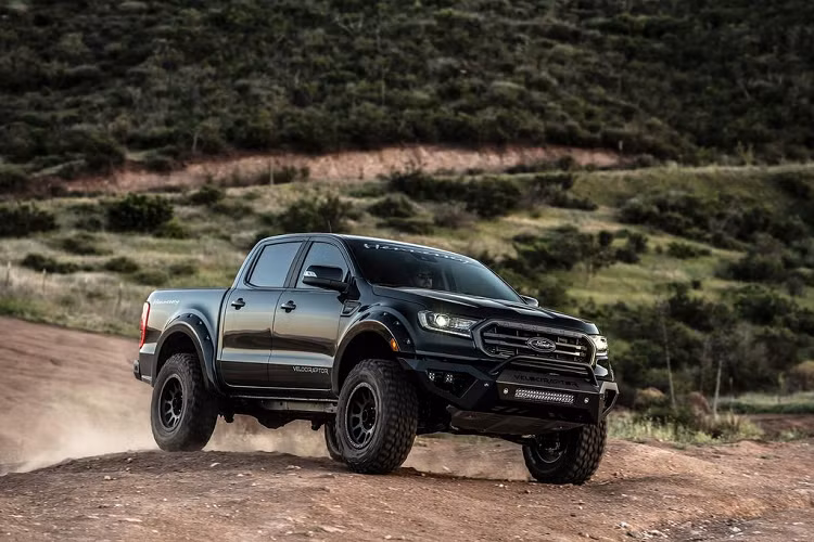 Từ đó, khả năng tăng tốc của mẫu xe bán tải Mỹ từ 0 - 96 km/h chỉ mất chưa tới 4,9 giây thay vì 7,4 giây như động cơ nguyên bản. Các trang bị như hộp số tự động 10 cấp đều được Hennessey giữ nguyên.