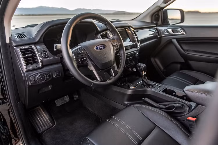 Bước vào bên trong khoang nội thất, bản độ Ford Ranger VelociRaptor sẽ không sở hữu nhiều tinh chỉnh như ở phần ngoại thất. Điểm khác biệt chỉ nằm ở 1 số chi tiết như thêu logo bản độ ở tựa đầu ghế hay đường chỉ thêu tương phản màu nội thất.