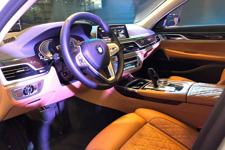 Xe được nhập khẩu từ châu Âu về Việt Nam, giá xe BMW 7-Series 2020 là 5,599 tỷ đồng cho phiên bản 740Li. Dự kiến trong thời gian sắp tới danh mục 7-Series 2020 tại Việt Nam sẽ có thêm bản 730Li với giá bán “dễ chịu” hơn, đem đến thêm lựa chọn đẳng cấp cho khách hàng.