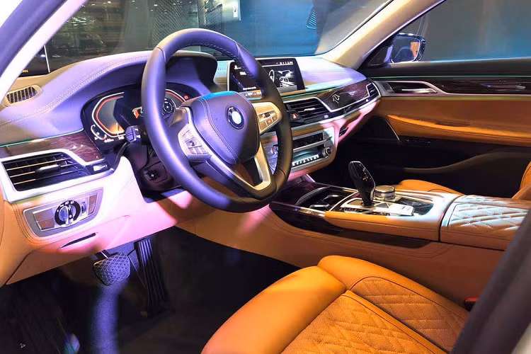 Xe được nhập khẩu từ châu Âu về Việt Nam, giá xe BMW 7-Series 2020 là 5,599 tỷ đồng cho phiên bản 740Li. Dự kiến trong thời gian sắp tới danh mục 7-Series 2020 tại Việt Nam sẽ có thêm bản 730Li với giá bán “dễ chịu” hơn, đem đến thêm lựa chọn đẳng cấp cho khách hàng.