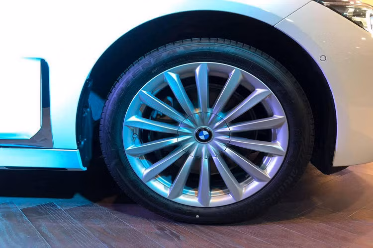 Cụm đèn chiếu sáng chính mỏng dẹt hơn đời trước, sử dụng công nghệ LED thích ứng ở trạng thái tiêu chuẩn và có thể nâng cấp lên loại đèn laser cao cấp với khả năng chiếu sáng tốt hơn. Phần đuôi nổi bật với đường viền chrome dày nối liền với ống xả, trong khi đường chrome phía trên kết hợp với một dải LED 3D nối liền giữa 2 cụm đèn hậu. So với đời trước, đèn hậu đã mỏng hơn 1,4 inch và có tạo hình khác biệt.