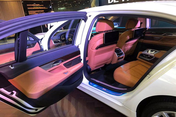 Do nền tảng khung gầm giữ nguyên nên thông số chiều dài trục cơ sở cũng không thay đổi. Các kỹ sư BMW chỉ cải thiện khả năng cách âm của xe nhờ sửa đổi ở vòm bánh xe phía sau, cột B, cửa sổ bên và phía sau có lớp kính dày hơn 5,1 mm. Khoang cabin trở nên tĩnh lặng hơn, dù thay đổi về mặt thiết kế bên trong không nhiều.