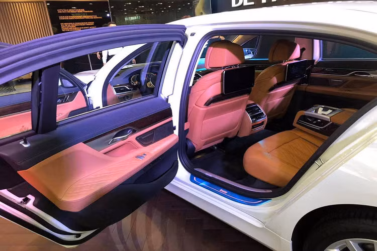 Do nền tảng khung gầm giữ nguyên nên thông số chiều dài trục cơ sở cũng không thay đổi. Các kỹ sư BMW chỉ cải thiện khả năng cách âm của xe nhờ sửa đổi ở vòm bánh xe phía sau, cột B, cửa sổ bên và phía sau có lớp kính dày hơn 5,1 mm. Khoang cabin trở nên tĩnh lặng hơn, dù thay đổi về mặt thiết kế bên trong không nhiều.