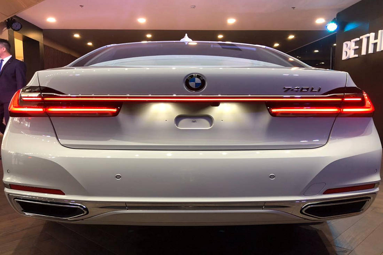 Bản cấu hình xe sang BMW 7-Series 2020 đầu tiên được Thaco giới thiệu là 740Li, với các đặc tính: tên mã G12, trục cơ sở kéo dài (LWB), chiều dài tổng thể 5.260 mm (tăng 22 mm so với đời trước), vận hành bằng động cơ I6 3.0L với công suất 340 mã lực và mô men xoắn cực đại 450 Nm, kết hợp cùng số tự động 8 cấp và hệ dẫn động 4 bánh xDrive.