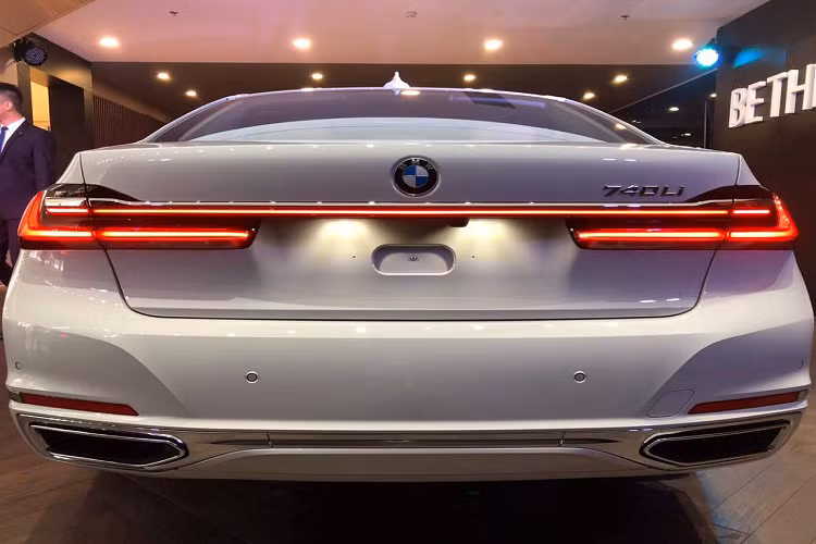 Bản cấu hình xe sang BMW 7-Series 2020 đầu tiên được Thaco giới thiệu là 740Li, với các đặc tính: tên mã G12, trục cơ sở kéo dài (LWB), chiều dài tổng thể 5.260 mm (tăng 22 mm so với đời trước), vận hành bằng động cơ I6 3.0L với công suất 340 mã lực và mô men xoắn cực đại 450 Nm, kết hợp cùng số tự động 8 cấp và hệ dẫn động 4 bánh xDrive.