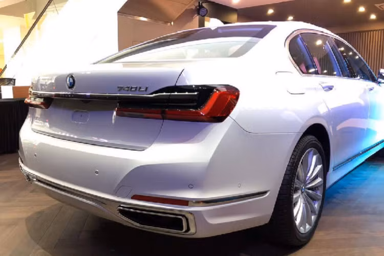 Ngoại hình xe mạnh mẽ và táo bạo hơn nhờ kích thước cụm lưới tản nhiệt hình bầu dục nay đã lớn hơn trước đến 40%, được bao quanh bởi những đường viền mạ chrome sáng bóng, nối liền với dải đèn chiếu sáng chính. Phần đầu xe cũng được các nhà thiết kế của BMW nâng cao thêm 50 mm so với đời cũ, khiến cho toàn bộ mặt trước của xe gây ấn tượng thị giác tốt hơn, dù chắc hẳn không phải ai cũng thích điều này.