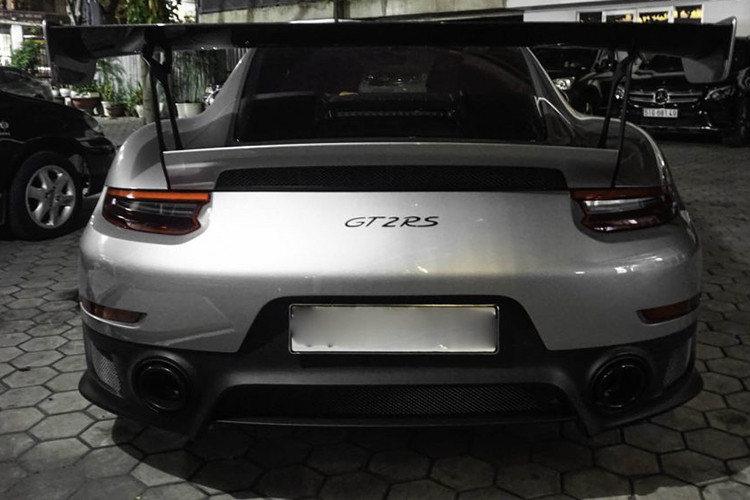 Porsche 911 GT2 RS được trang bị động cơ Boxer 6 xi-lanh, dung tích 3.8 lít, sản sinh công suất tối đa 700 mã lực và mô men xoắn cực đại đạt 750 Nm. Một điểm đáng chú ý khác trên chiếc 911 mạnh nhất lịch sử là Porsche đã không còn sử dụng hộp số sàn 6 cấp cho xe như thế hệ tiền nhiệm mà thay vào đó là hộp số PDK 7 cấp ly hợp kép nhằm tối ưu khả năng vận hành.