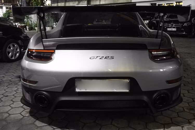 Porsche 911 GT2 RS được trang bị động cơ Boxer 6 xi-lanh, dung tích 3.8 lít, sản sinh công suất tối đa 700 mã lực và mô men xoắn cực đại đạt 750 Nm. Một điểm đáng chú ý khác trên chiếc 911 mạnh nhất lịch sử là Porsche đã không còn sử dụng hộp số sàn 6 cấp cho xe như thế hệ tiền nhiệm mà thay vào đó là hộp số PDK 7 cấp ly hợp kép nhằm tối ưu khả năng vận hành.