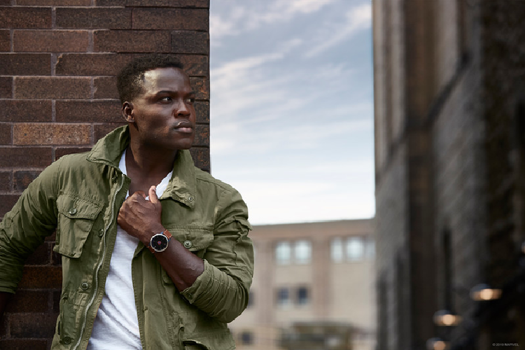 Chúng còn cung cấp cho người đeo những bài hướng dẫn thể dục thể thao theo phong cách hoạt họa, cảm biến nhịp tim, thông báo cuộc gọi, phát nhạc từ Spotify, Amazon Music, và Deezer, hỗ trợ thanh toán không chạm Garmin Pay, và thời lượng pin kéo dài nhiều ngày trời.