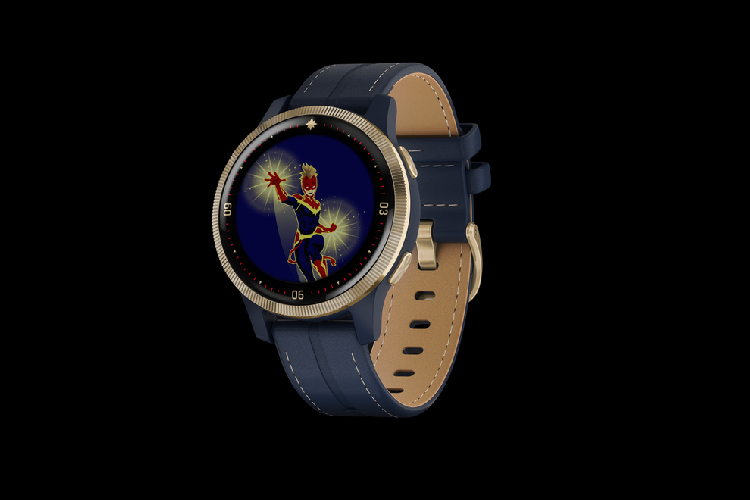 Đồng hồ Captain Marvel còn có phù hiệu Kree in trên thấu kính, hai vòng đeo "Danvers xanh" (một vòng bằng da và một vòng bằng silicone), và slogan "Higher, further, faster" khắc vào mặt sau của đồng hồ.