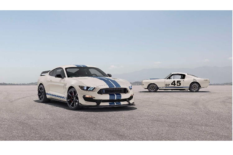 Ngoài ra, nội thất của Ford Shelby Mustang GT350R mới với ghế ngồi màu đen nổi bật với đường chỉ khâu màu đỏ làm điểm nhấn.