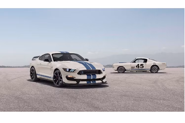 Ngoài ra, nội thất của Ford Shelby Mustang GT350R mới với ghế ngồi màu đen nổi bật với đường chỉ khâu màu đỏ làm điểm nhấn.