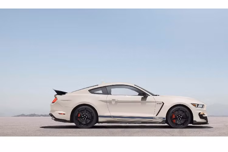 Shelby Mustang cũng là dòng xe Mustang lắp siêu nạp (supercharged) đầu tiên của dòng Mustang, khi vào năm 1966, Ông Carroll Shelby đã tạo ra 11 chiếc Mustang lắp siêu nạp từ dòng GT350 fastback GT350 cho công suất tối đa 395 mã lực.