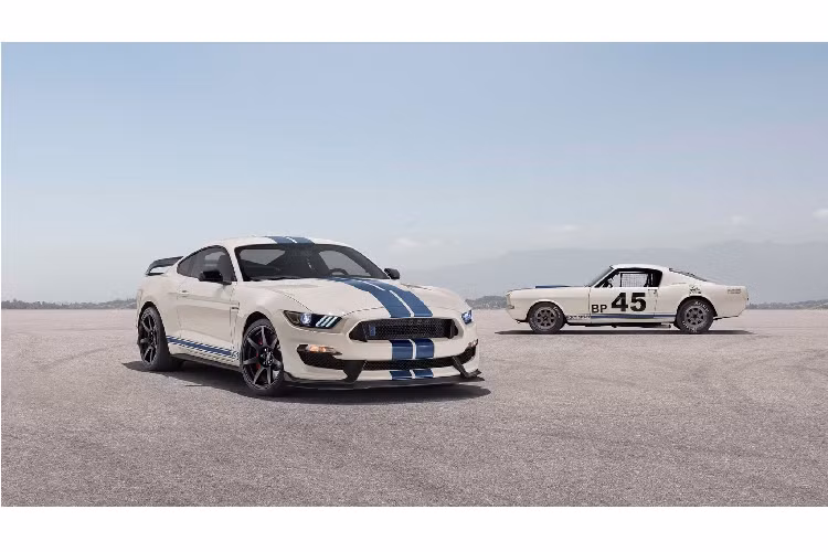 Mustang Shelby GT350 và GT350R 2020 được định thấp hơn phiên bản GT500 hàng đầu có sức mạnh lên đến 760 mã lực. Dưới nắp ca-pô Shelby GT350 và GT350R 2020 là động cơ V8 5.2 lít cho công suất tối đa 526 mã lực và mô-men xoắn cực đại 582Nm.