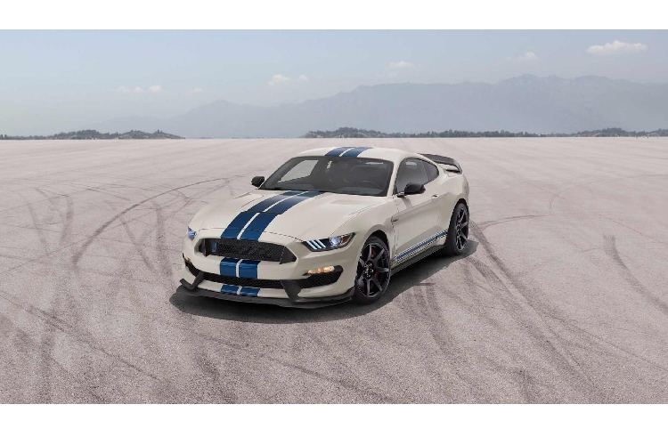 Sức mạnh được truyền xuống cầu sau (RWD) thông qua hộp số sàn 6 cấp (6MT), đây là lựa chọn hộp số duy nhất của GT350/350R.