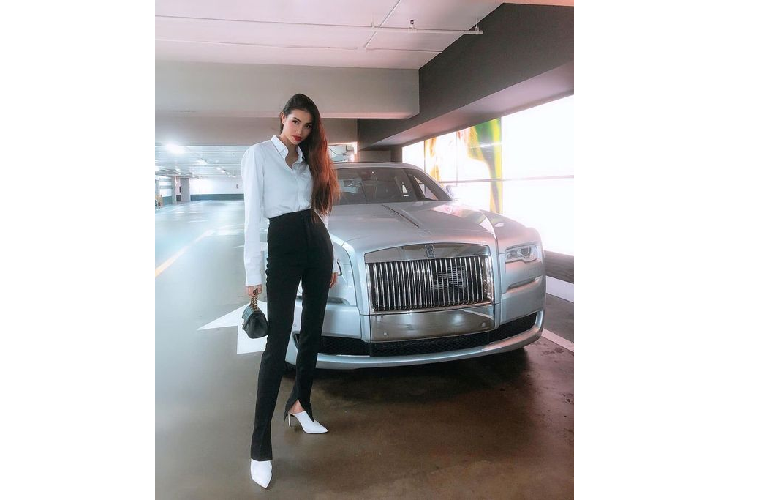Phạm Hương bên xế sang Rolls-Royce Ghost.