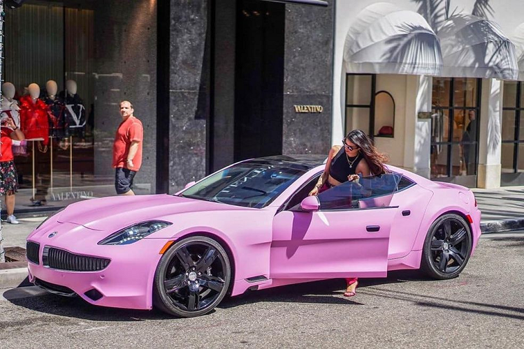 Kể từ khi sang Mỹ định cư, hình ảnh của hoa hậu Phạm Hương thường gắn liền với cuộc sống sang chảnh, cao cấp và những siêu xe đắt đỏ vây quanh. Trước đó, Phạm Hương từng nhiều lần bị fan bắt gặp khi đang di chuyển trên một mẫu xe thể thao với "bộ cánh" màu hồng vô cùng nổi bật. Ngoài ra, được biết cô còn sở hữu cả một chiếc xe sang Rolls-Royce Ghost màu bạc đắt đỏ không kém.