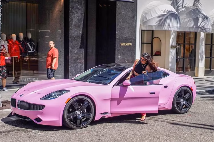 Kể từ khi sang Mỹ định cư, hình ảnh của hoa hậu Phạm Hương thường gắn liền với cuộc sống sang chảnh, cao cấp và những siêu xe đắt đỏ vây quanh. Trước đó, Phạm Hương từng nhiều lần bị fan bắt gặp khi đang di chuyển trên một mẫu xe thể thao với "bộ cánh" màu hồng vô cùng nổi bật. Ngoài ra, được biết cô còn sở hữu cả một chiếc xe sang Rolls-Royce Ghost màu bạc đắt đỏ không kém.