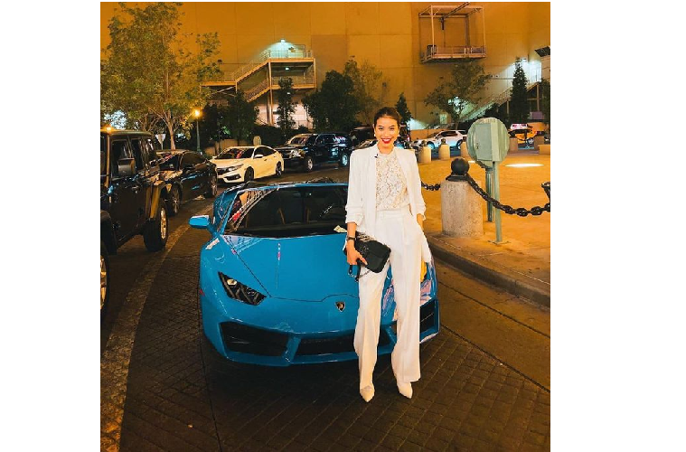 Quay trở lại với siêu phẩm Lamborghini Huracan EVO Spyder được đồn đoán là mới tậu của hoa hậu Phạm Hương. Mẫu xe này là một trong những cái tên được rất nhiều dân mê và chơi xe trên toàn thế giới đem lòng yêu mến bởi ngoại hình vô cùng bắt mắt, thể thao và thời thượng cùng sức mạnh thuộc dạng "cầm TOP" trong làng tốc độ. Lamborghini Huracan EVO Spyder được hãng "Siêu bò" nước Ý trang bị khối động cơ V10 với công suất đầu ra lên tới 630 mã lực.