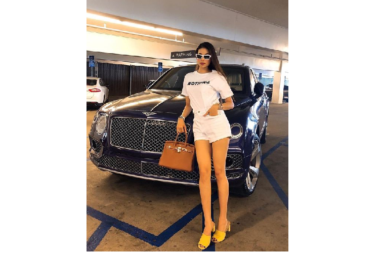 Và chiếc SUV siêu sang Anh Quốc - Bentley Bentayga. Theo tìm hiểu, giá bán của "siêu bò" Huracan EVO Spyder tại Mỹ là 280.000 USD (khoảng 6,6 tỷ đồng). Và tất nhiên khi về tới Việt Nam, mức giá để sở hữu mẫu siêu xe đặc biệt này cũng không nằm dưới con số 20 tỷ đồng.