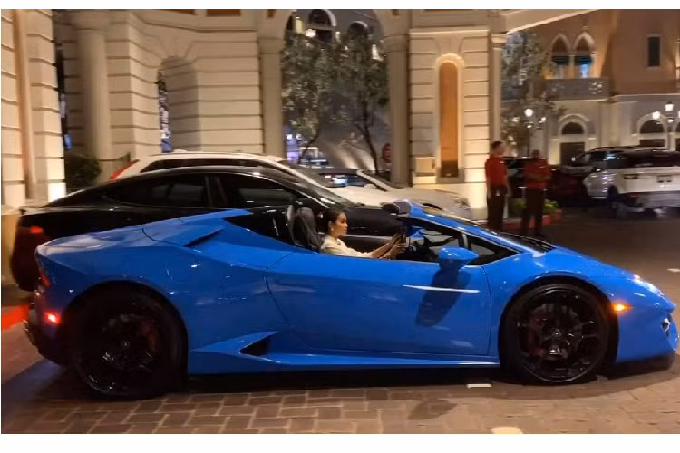 Tính tới thời điểm hiện tại, hoa hậu Phạm Hương đã rời xa Showbiz Việt và sang Mỹ định cư được hơn 1 năm nhưng cuộc sống của cô ở "Xứ cờ hoa" cũng đón nhận không ít sự quan tâm từ các fan hâm mộ trong nước.