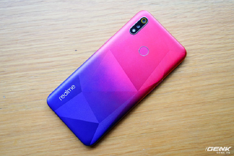 Phiên bản mới Realme 3 kim cương hồng có mặt lưng chia 2 mảng màu rõ rệt: phía trên là hồng và dưới màu xanh. Phần giữa cũng được pha nhẹ màu tím.