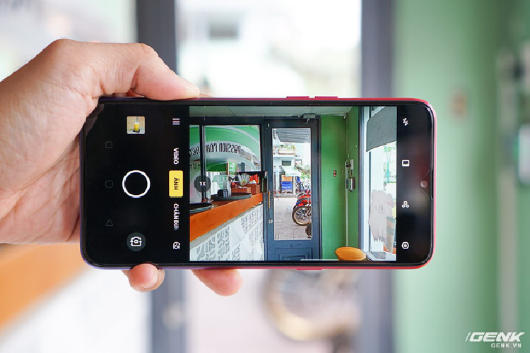 Giao diện chụp ảnh đơn giản. Realme 3 cũng hỗ trợ chế độ chụp nightscape giúp người dùng có thể bắt được mọi khoảnh khắc khi màn đêm buông xuống.