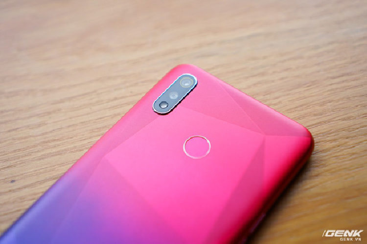 Camera sau của Realme 3 có 2 ống kính, trong đó camera chính có thông số 13 MP f1/.8, còn camera phụ không phải đóng vai trò góc rộng hay tele mà là cảm biến 2 MP hỗ trợ cho tính năng chân dung xóa phông.