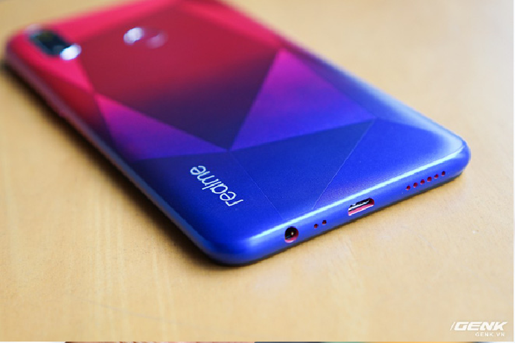 Một điểm nhỏ nhưng khá hay là khe loa, micro, tai nghe và microUSB đều được phủ màu hồng bên trong.