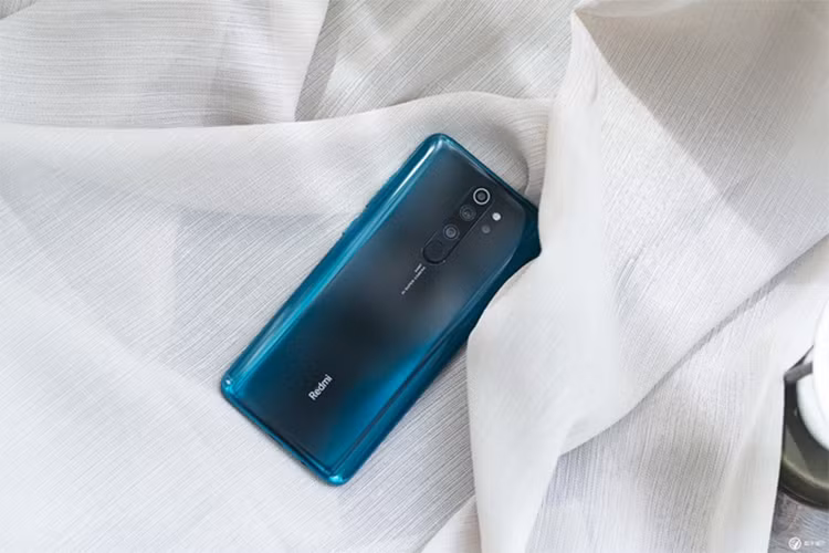 Sở hữu một thiết kế khá đẹp mắt, mẫu điện thoại Redmi Note 8 Pro nổi bật với mặt lưng bằng kính bóng bẩy, được làm cong ở 2 bên cho cảm giác cầm nắm thoải mái. Điểm khác biệt đáng chú ý nhất của Redmi Note 8 Pro so với thế hệ trước chính là việc được thiết kế lại mặt lưng.