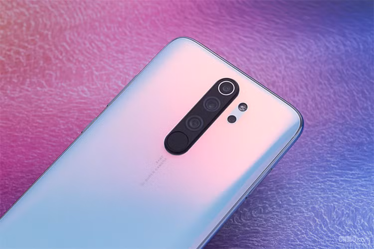 Ở mặt trước, người dùng sẽ vẫn có một màn hình thiết kế "giọt nước". Tuy nhiên phần "giọt nước" này sẽ được làm cong thoải hơn và tinh tế hơn, trông đẹp mắt hơn so với trên Redmi Note 7. Viền màn hình của máy vẫn được tối ưu hóa khá mỏng so với một thiết bi tầm trung, phần viền dưới cũng đã mỏng hơn so với thế hệ tiền nhiệm.