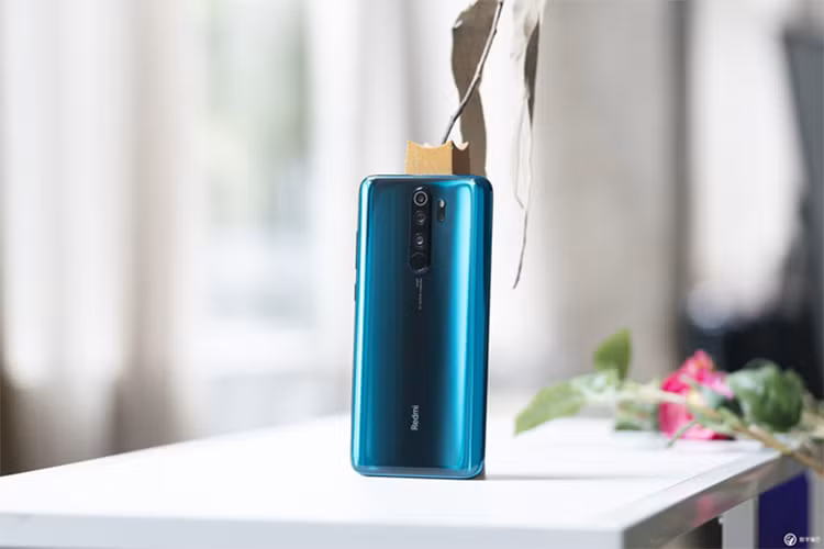 Thương hiệu con của Xiaomi là Redmi ngày hôm nay đã chính thức trình làng bộ đôi Redmi Note 8 và Redmi Note 8 Pro mới với khá nhiều thay đổi trong thiết kế và cấu hình phần cứng. Trong khi phiên bản Redmi Note 8 tiêu chuẩn có nâng cấp không đáng kể so với thế hệ tiền nhiệm thì phiên bản Pro đánh dấu một bước thay đổi ngoạn mục của Redmi trong dòng Redmi Note tầm trung của mình.