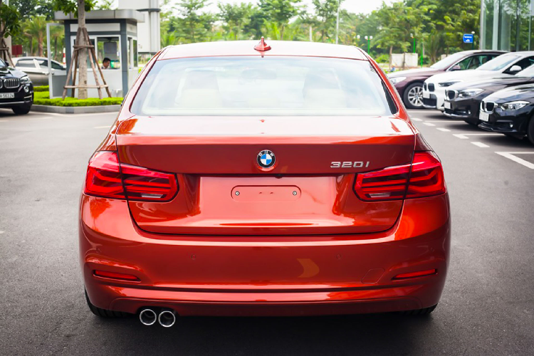 Có thể khẳng định, BMW 320i (F30) đang có giá bán rẻ nhất trong phân khúc sedan hạng sang cỡ trung được phân phối chính hãng tại Việt Nam.