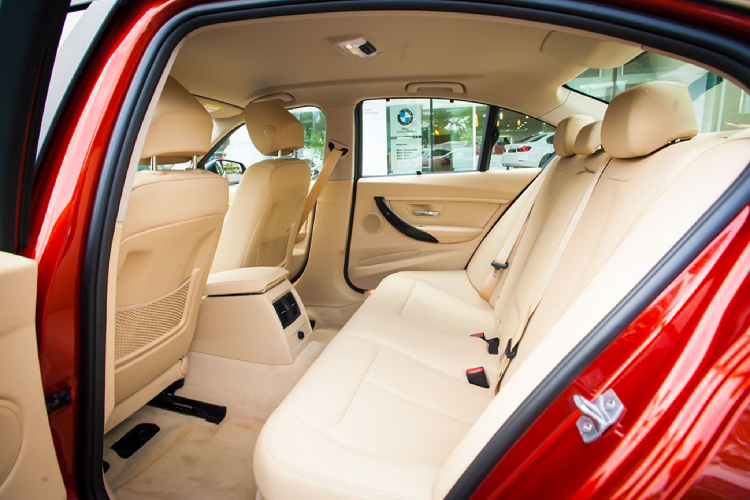 Nội thất BMW 320i được thiết kế sang trọng và tinh tế, màn hình hiển thị kích thước 6,5 inch, đầu CD, kết nối Bluetooth, radio HD, hệ thống âm thanh 09 loa,...