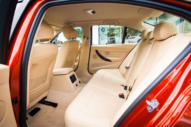 Nội thất BMW 320i được thiết kế sang trọng và tinh tế, màn hình hiển thị kích thước 6,5 inch, đầu CD, kết nối Bluetooth, radio HD, hệ thống âm thanh 09 loa,...