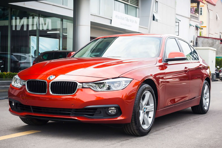 Cụ thể mẫu xe BMW 320i giảm giá tới 275 triệu đồng tại Việt Nam trong tháng 8/2018 này. Cụ thể, phiên bản 320 tiêu chuẩn (320i Standard) có giá bán 1,619 tỷ đồng được giảm còn 1,355 tỷ đồng.
