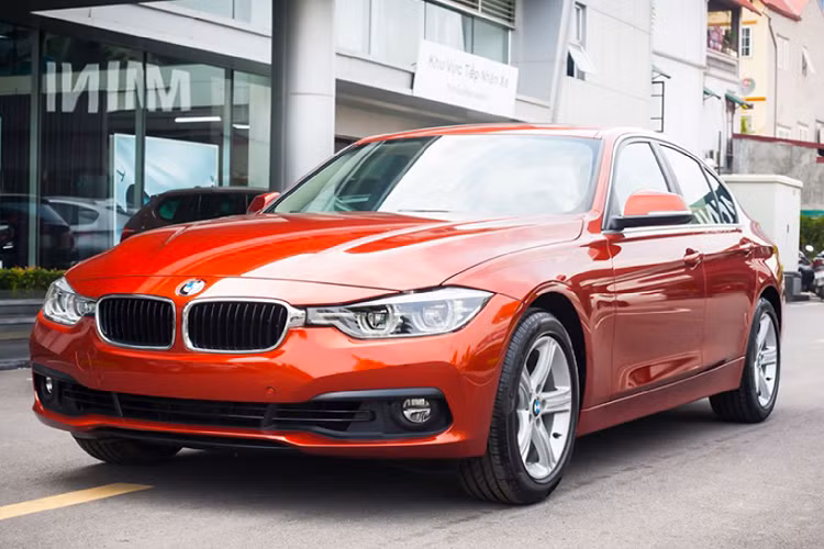 Cụ thể mẫu xe BMW 320i giảm giá tới 275 triệu đồng tại Việt Nam trong tháng 8/2018 này. Cụ thể, phiên bản 320 tiêu chuẩn (320i Standard) có giá bán 1,619 tỷ đồng được giảm còn 1,355 tỷ đồng.