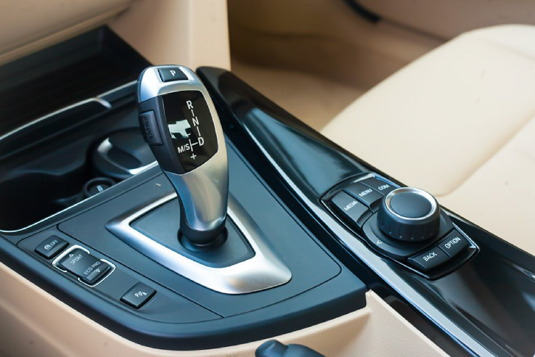 Ghế lái chỉnh điện 8 hướng + nhớ 2 vị trí, trong khi ghế phụ được chỉnh điện.